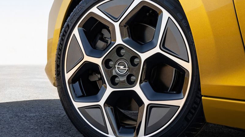 Dynamik strahlt auch die Felge des Astra L aus. (Opel)