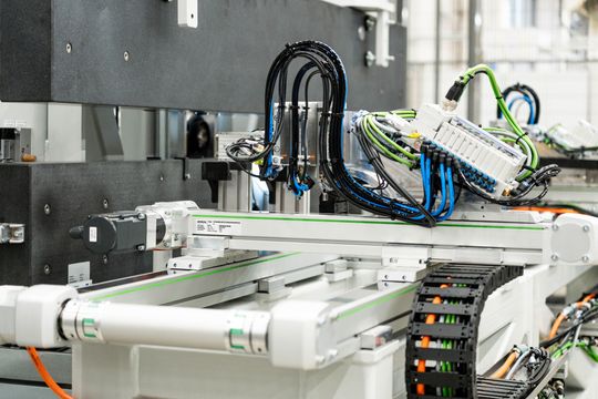 Das XY-Portal ist aus Linearmodulen mit Spindelantrieb, Kugelgewindetrieben, Festlagereinheiten und Profilschienenführungen von Hiwin aufgebaut. (Bild:  Hiwin)