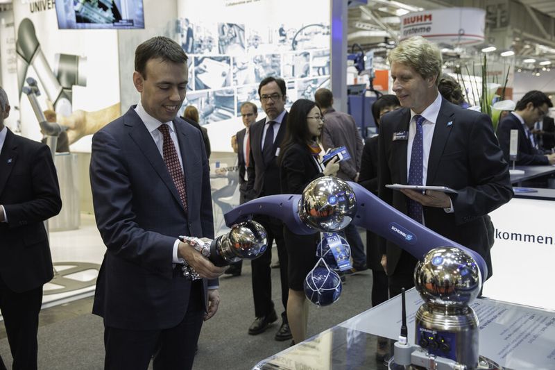 Der baden-württembergische Finanz- und Wirtschaftsminister Nils Schmid nutze seinen Messebesuch zu einem Handshake mit dem Schunk-Leichtbauarm. (Bild: Schunk)