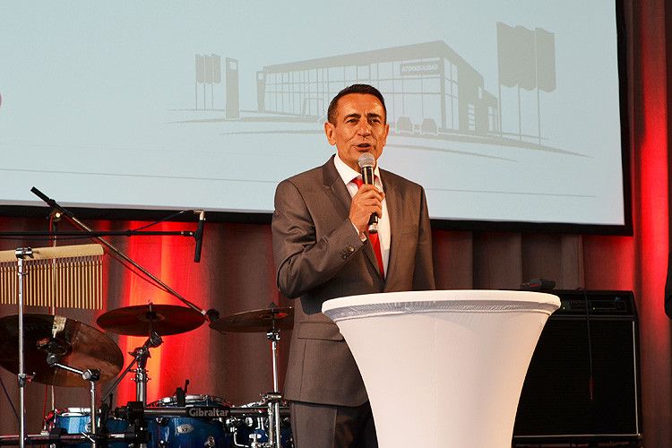 Firmengründer und Geschäftsführer Necdet Bayram begrüßte die Gäste. (Foto: Grimm)