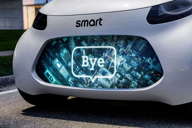 Erreicht der Smart den Fahrgast begrüßt er ihn personalisiert. Über ein Display im Kühlergrill heißt der Kleinwagen ihn dafür namentlich willkommen.  (Daimler)