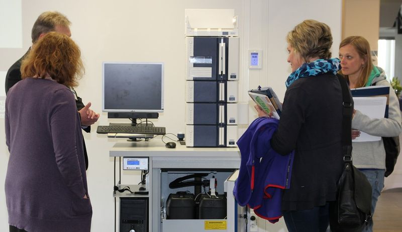 Teilnehmer informierten sich über die normgerechte Entsorgung von HPLC-Abfällen. (Bild: LABORPRAXIS)