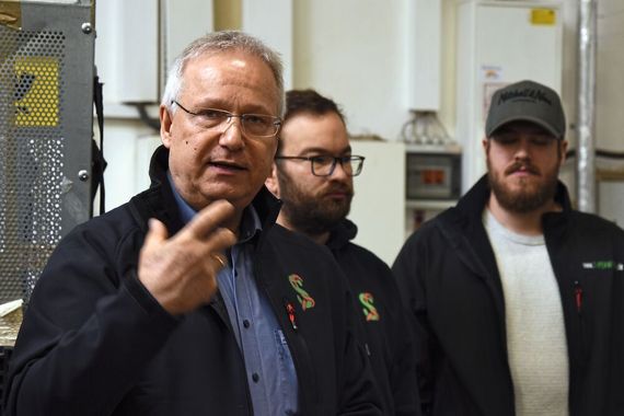 Firmenchef Martin Langhoff erklärt die Idee hinter seiner Wurmzucht und seinen Maschinen.