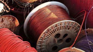 Kritisches Metall Kupfer: Ob in Elektroautos, Batterien, Leiterplatten oder Kabeln – Kupfer ist in der Elektronik- und Elektroindustrie überall gefragt. (Bild: Shelton Keys Dunning)