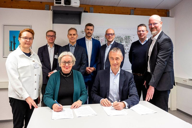 Unterzeichnung des erweiterten Nexsat-Lizenzvertrags: Outi Ervasti, Director Technology Management at Neste, und Peter Friesenhahn (CEO Haltermann Carless); im Hintergrund v.l.n.r.: Merja Pärssinen (Neste), Pasi Hagelberg (Neste), Jan Wahlström (Neste), Dr. André Rosehr (HC), Dr. Arne Hoppe (HC), René Tessmann (HC), Dr. Thorsten Ackmann (HC)  (Bild: Klaus Venus)