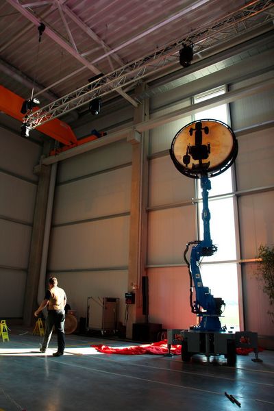Nach der Pflicht kam die Kür: ein Yaskawa-Roboter in einer etwas anderen Anwendung. (Sonnenberg)
