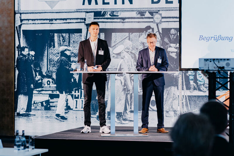 Endlich wieder live: Claus-Peter Köth (r.) und Thomas Günnel begrüßten die Teilnehmer des Smart Factory Day in der Legendenhalle in Böblingen. (Bild: Benedikt Knüttel/BK Fotofilm)