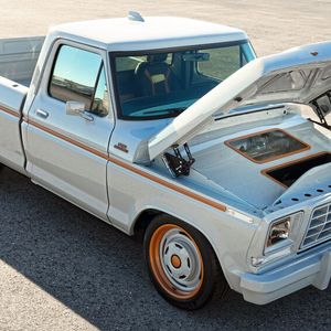 Der Wagen ist mit dreiteiligen 19x10-Zoll-Rädern aus Billet-Aluminium von Forgeline und Hochleistungsreifen Michelin Latitude Sport 275/45R19 ausgestattet.(Bild:  Ford)