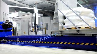 MIt der neuen Prüftechnik lassen sich horizontale Transportbelastungen praxisgetreu simulieren ... (Bild: Duo Plast)