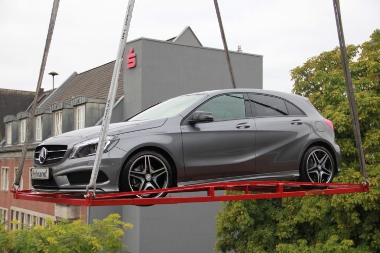 Auto am Haken: Aktion während eines Mitarbeiterfests. (Foto: Herbrand)