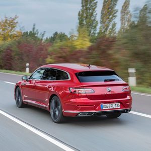 Trotz coupéförmigem Dachverlauf fasst der Kofferraum zwischen 565 und 1.632 Liter.(Bild:  VW)