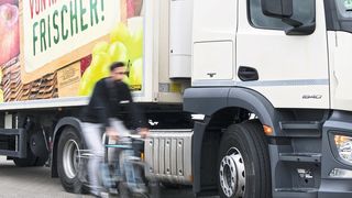 Die Gefahr des „Toten Winkels“ vor allem für Radfahrer und Fußgänger wollen Politik, Verbände und Unternehmen gemeinsam bannen. (Photography Schaarschmidt)