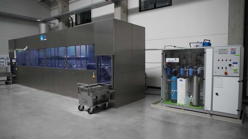 High flushing quality for high-purity cleaning: Test cleaning at the BvL Technology Center with the Atlantic cleaning system and a ultrapure water treatment system (EnviroFalk)  (Source:  BvL Oberflächentechnik GmbH)