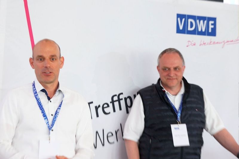 Zum "Treffpunkt Werkzeugbau" bei Tebis konnten Ralf Dürrwächter, Geschäftsführer des Verbands Deutscher Werkzeug- und Formenbauer VDWF (r.), und Tebis-Vorstandsmitglied Jens Lüdtke zahlreiche Interessenten begrüßen.(Bild:  Maschinenmarkt)