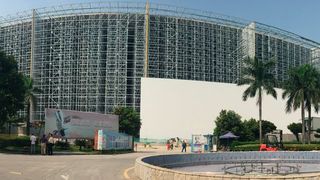 116 m × 45 m Wandfläche des Tiefkühllagers Genzon halten dank der Kompetenz von voestalpine Krems Finaltechnik auch tropischem Wetter stand. (voestalpine)