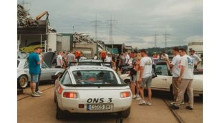 Coole alte Karren und viele junge Leute: Ein Schrottplatz in Plochingen war Schauplatz des Heizr Recyling Clubs im Juli 2025. Aber keine Angst: Hier wurde keiner der teilnehmenden Klassiker verschrottet. (Bild: HEIZR Events (Yannik Hoos) )