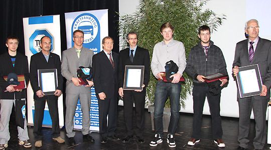Die besten Kfz-Mechatroniker der Innung München-Oberbayern mit Ausbilder: (v. li.) Peter Jost, Matthias Wupper, Markus Börroth, Obermeister Hans Medele, Martin Winhart, Marian Daumoser, Michael Häuserer und Heinz Resch. (Archiv: Vogel Business Media)