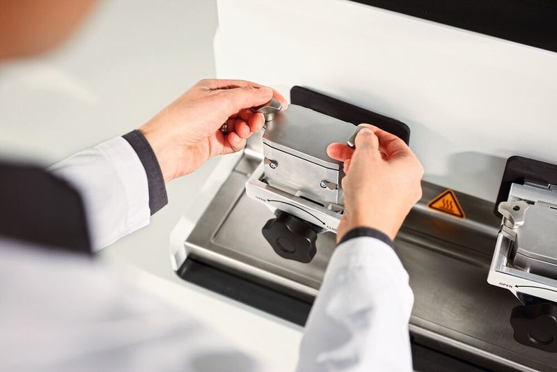Abb. 2: Die neuen Screw-Lock-Mahlbecher sind einfach zu handhaben: Das Einsetzen in die Mühle dauert nur wenige Sekunden. (Retsch)