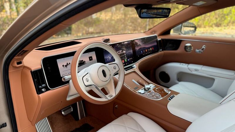 Und während sich die Hinterbänkler in der virtuellen Welt verlieren, nutzt der Chauffeur die praktischen Segnungen der Huawei-Software. (Bild: sp-x)