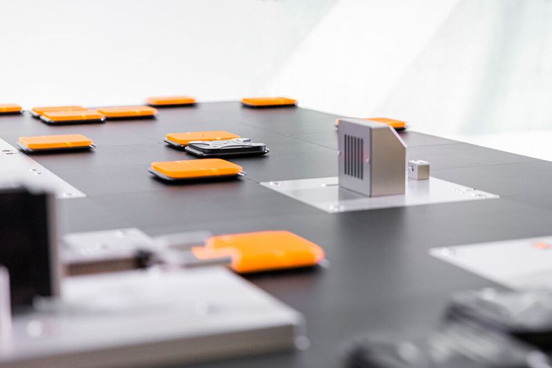 Magnetschwebetechnik: Shuttles mit integrierten Permanentmagneten bewegen sich berührungslos auf einer Fläche aus Motorsegmenten. (B&R)