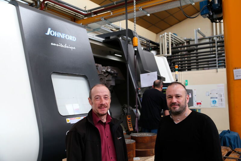 Thomas Rumpf, spécialiste des outils Walter (schweiz) AG et Pierre-Henri Duperrier, responsable de production chez Kugler Bimetal dans l'atelier de ce dernier. (JR Gonthier)
