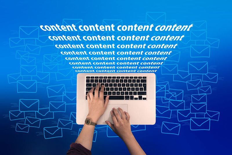 Feste Zeiträume: Bis zu 15 Minuten braucht ein Mensch durchschnittlich, um sich nach einer Ablenkung durch eine E-Mail wieder zu 100 Prozent auf seine Arbeit konzentrieren zu können. Bei 30 bis 40 E-Mails pro Arbeitstag büßen Sie also eine Menge Effizienz ein. Legen Sie deshalb zwei Zeiträume fest, in denen Sie jeden Tag routiniert Ihre E-Mails bearbeiten, und schließen Sie das E-Mail-Programm in der verbleibenden Zeit. (Bild: gemeinfrei)