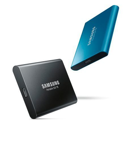 Red Dot Produktdesign 2018: Tragbare SSD T5 von Samsung, Korea: Die kreditkartengroße SSD wiegt nur 60 Gramm und ist mit 10,5 mm Bauhöhe so schlank wie ein aktuelles Smartphone. Das kompakte und robuste Gerät mit Unibody-Aluminiumgehäuse liegt dank seiner gerundeten Kanten gut in der Hand und bietet eine angenehme Haptik. Die USB-C-Schnittstelle erlaubt die schnelle Übertragung von Daten mit bis zu 540 MB / s, sodass auch Videodateien schnell gesichert werden können. Varianten mit 250 und 500 GB sind in Blau verfügbar, Varianten mit mehr als 1 TB Speicherplatz sind in Schwarz erhältlich. 
Begründung der Jury: Eine beeindruckende Kapazität auf kleinstem Raum bietet diese tragbare SSD. Darüber hinaus ist sie ein moderner Handschmeichler in ansprechender Farbgebung.
 (Red Dot/Samsung)