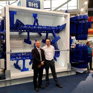 José Antonio Chaure, Geschäftsführer von Alquezar, und Dennis Kemmann, Geschäftsführer von BHS-Sonthofen auf der Bauma im April 2019(Bild:  BHS-Sonthofen)