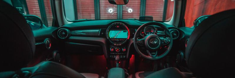 Mit der vermehrten Vernetzung innerhalb und zwischen Fahrzeugen gehen auch Sicherheitsrisiken einher, die es zu beachten gilt(Bild:  gemeinfrei / Unsplash)