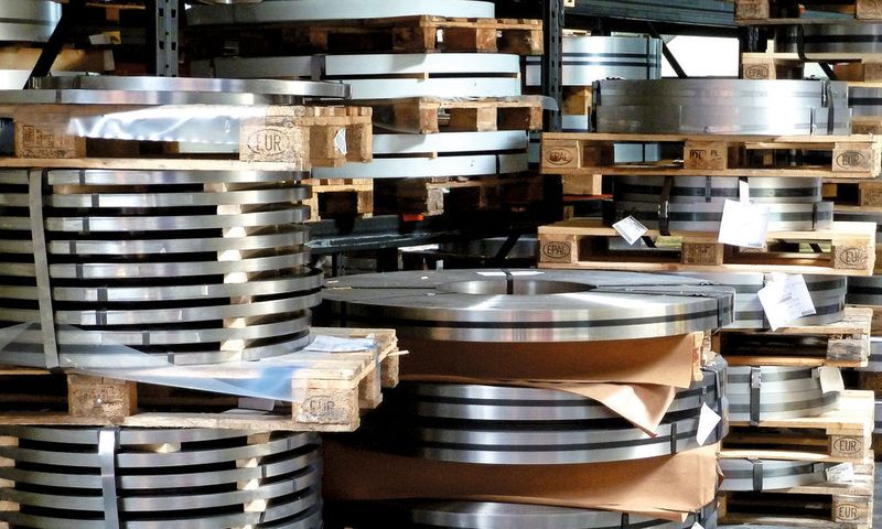 Bei Josef Hafner in Wellendingen wird generell vom Coil gearbeitet. Die Bänder werden für einen bestimmten Auftrag entsprechend konfektioniert angeliefert und sofort abgearbeitet. Bild: Kuhn (Archiv: Vogel Business Media)