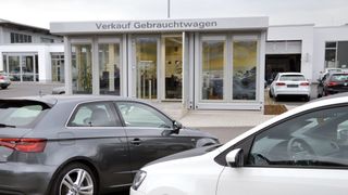 Auf seinem Gebrauchtwagenplatz hat Grampp einen eigenen Verkaufspavillon gebaut. (Foto: Achter/»kfz-betrieb«)