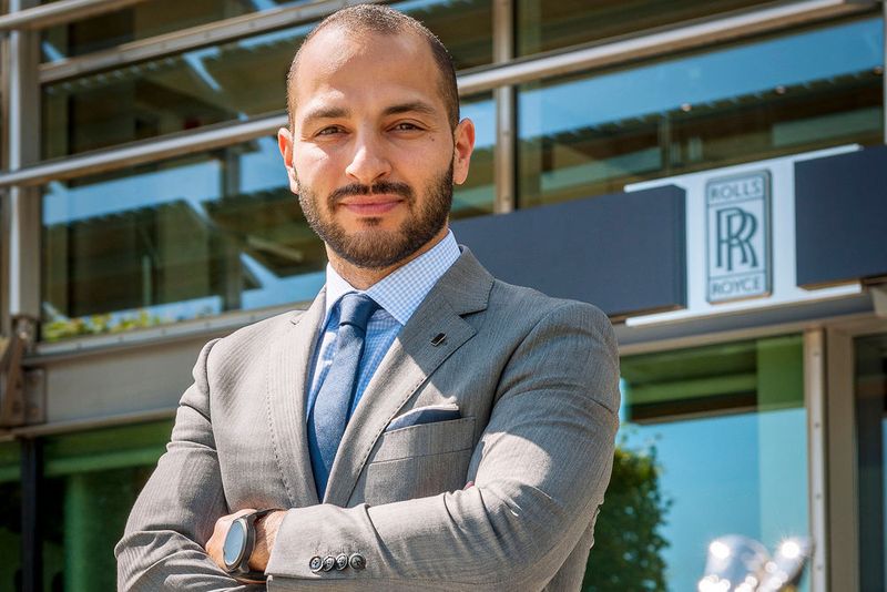 Rami Joudi, 38, ist neuer PR- & Kommunikationsleiter bei Rolls-Royce. Er ist zuständig für den mittleren Osten, Afrika und Indien und wird in Dubai ansässig sein. Joudi ist Automobiljournalist und war in der Vergangenheit mit der Öffentlichkeitsarbeit für Audi im mittleren Osten betraut. Darüber hinaus arbeitete er als Kommunikationsleiter für Abu Dhabi Racing. Als Journalist schrieb Joudi für das „Gulf Auto Magazine“, „Auto News Magazine“ und das „Sport Auto Magazine“.  (Rolls Royce)