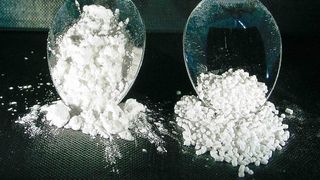 Ausgangsprodukt (pharmazeutischer Wirkstoff, links) und Pellets (rechts) (Archiv: Vogel Business Media)