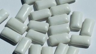 Titandioxid wird zunehmend als Lebensmittelzusatzstoff E171 verwendet, z. B. als Überzug für Kaugummi, Dragees, oder Marshmallows. (gemeinfrei)