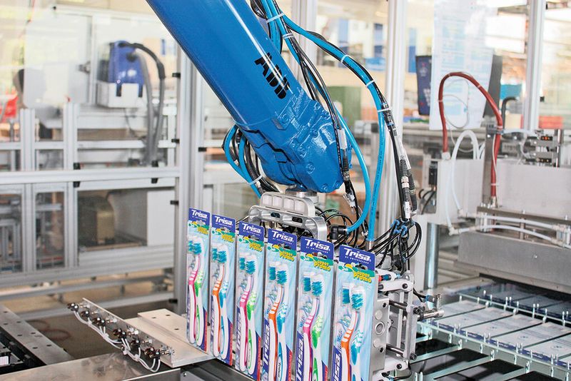 Über 40 Roboter von ABB sind bei Trisa in Triengen im Einsatz, vor allem in der Endverpackung. (Bild: ABB)