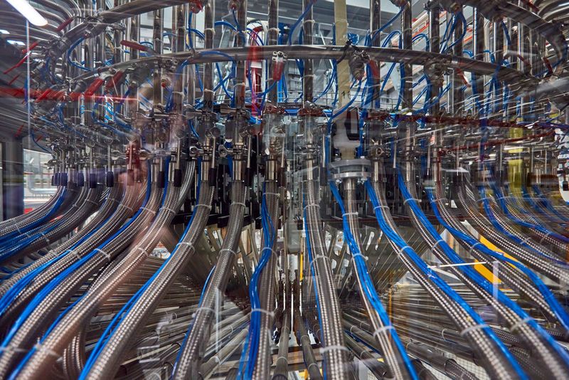 Sie sorgt dafür, dass wir Farbe in unseren Alltag bringen – wie durch die flexible Produktion beim
australischen Farbhersteller Dulux Australia. (Siemens)