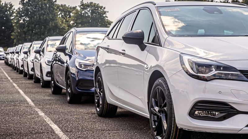Neuwagen gibt es viele – doch die Abnehmer sind rar. Nur die Privatkunden sind derzeit in Deutschland recht kauffreudig.(Bild:  Stellantis)