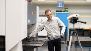 Was tun, wenn der Maschinenbediener ein Neuling ist, Probleme auftreten, aber kein erfahrener Mitarbeiter helfen kann? Abhilfe schafft das Forschungsprojekt „SLEM“, im Rahmen dessen ein KI-basiertes Assistenzssystem geschaffen wurde, um die ratlosen Anwender zu unterstützen. (Bild: Fraunhofer IPA)