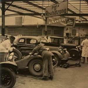 Eine kleine Reise durch die Geschichte der DAT: Pkw-Schätzung durch Sachverständige in Berlin kurz nach der Gründung Anfang der 1930er-Jahre.(Bild:  DAT)