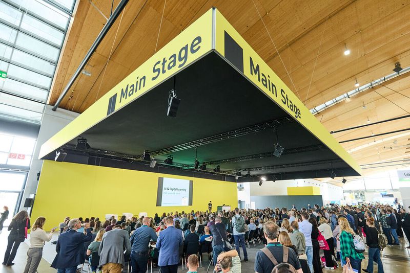 Vor der Main Stage versammelten sich zahlreiche Besucher.  (Bild: © Messe Karlsruhe/Jannik Hammes)