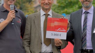 Stapler-Cup-Moderator Jens Koralewski mit Volkmar Zankl (mitte) und Dr. Holger Hoppe (rechts) bei der Scheckübergabe. (Bild: Linde-MH)
