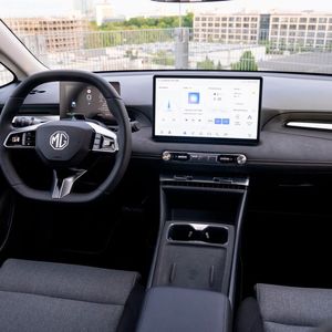 Gut aufgeräumter, funktionaler Arbeitsplatz mit ausreichend haptischen Schaltern.(Bild:  MG Motor)
