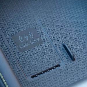 The dual charging tray with 50 watts is standard.(Image: BYD)