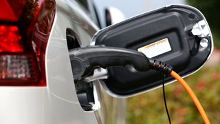 Ob es sich bei den Natrium-Ionen Batterien des chinesischen Herstellers CATL um eine bahnbrechende Neuerung handelt oder ob es noch eine ganze Weile dauern wird, bis der neue Batterie-Typ die jetzt gebräuchlichen Lithium-Ionen-Batterien ersetzen könne – so richtig sicher sind sich Experten nicht.  (Bild: ©Björn Wylezich - stock.adobe.com)