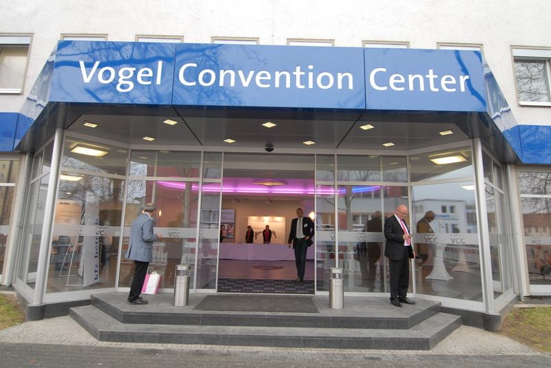 Die ehemaligen Hallen der Druckerei des Vogel-Verlags – heute als VCC Vogel Convention Center ein perfekt ausgestattetes Kongresszentrum – bot den pasenden Rahmen für das Automotive-Forum von T-Systems. (T-Systems)