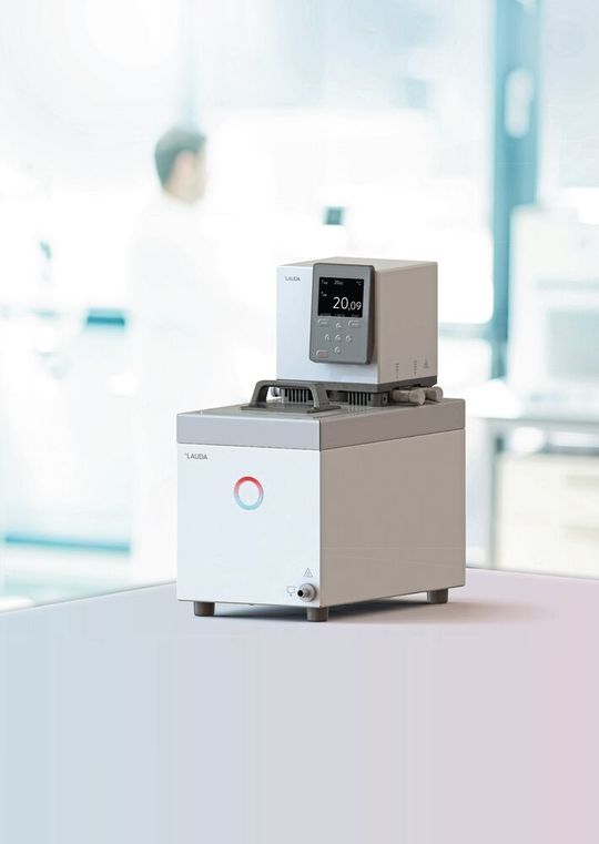 Das Badthermostat Universa vereint das Portfolio an Lauda Bad- und Umwälzthermostaten in einer Gerätelinie – laut Hersteller ist es modular, nachhaltig, digital und leistungsstark. (Bild:  Lauda)