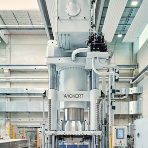 Die Wickert-Compositepresse vom Typ WKP 2500 S am IST in Chemnitz ist für den Laborbetrieb für viele Jahre hinweg ausgelegt – und zwar so, dass sie sowohl vielfältig einsatzbar ist als auch für eine Automatisierung infrage kommt.