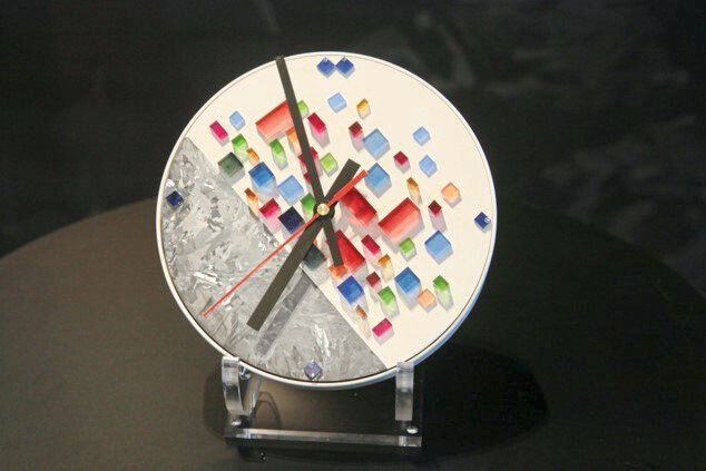 Horloge CRYSTALITE, à base de rubis, saphir, quartz et diamant de synthèse. (Cristal Innov)