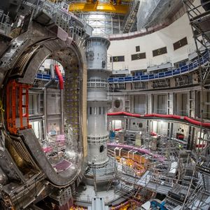 Der Magnet des torusförmigen Tokamak-Reaktors wird bis zu 500 Sekunden lange Magnetpulse erzeugen und das eingeschlossene Plasma auf eine Temperatur von 150 Millionen Grad erhitzen. (Bild: Iter)