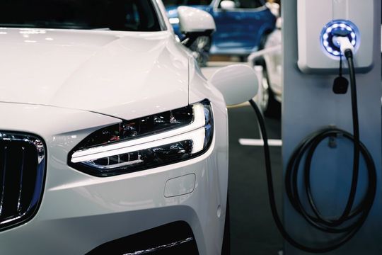 Im Jahr 2024 wurden in Deutschland deutlich weniger Elektroautos zugelassen als noch im Vorjahr.(Bild:  ake1150 - stock.adobe.com)